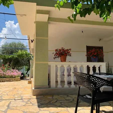 Vjosa Πανσιόν *